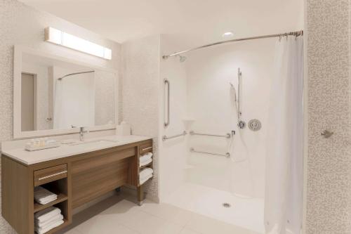 西萨克拉门托Home2 Suites By Hilton West Sacramento, Ca的白色的浴室设有水槽和淋浴。