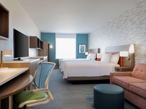 埃文代尔Home2 Suites By Hilton Phoenix Avondale, Az的酒店客房,配有床和沙发