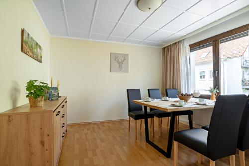 苏尔Ferienwohnung Suhl/ Wichtshausen的一间带桌椅的用餐室