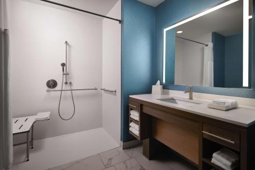 本德Home2 Suites By Hilton Bend, Or的浴室配有盥洗盆和带镜子的淋浴