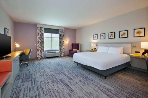 哥伦布Hilton Garden Inn Columbus Easton, Oh的酒店客房设有一张大床和一台电视。