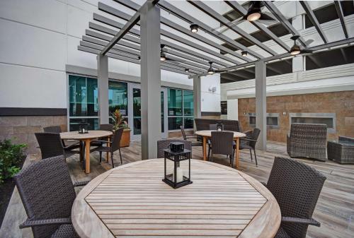 休斯顿Hilton Garden Inn Houston Medical Center, TX的大楼内带桌椅的用餐区