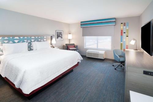 格里尔Hampton Inn Greer Greenville, Sc的酒店客房设有一张大床和一台电视。