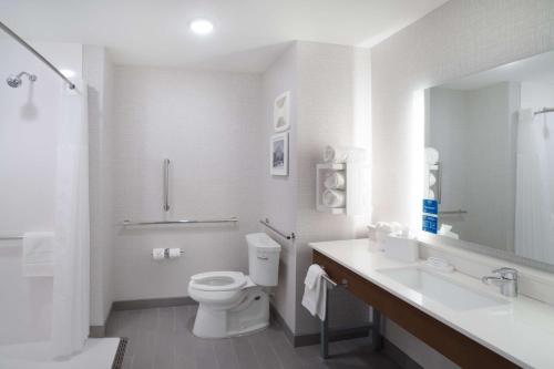 格里尔Hampton Inn Greer Greenville, Sc的白色的浴室设有卫生间和水槽。