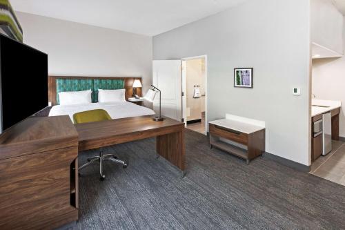 达拉斯达拉斯/科克雷尔希尔I-30汉普顿套房酒店的配有一张床和一张书桌的酒店客房