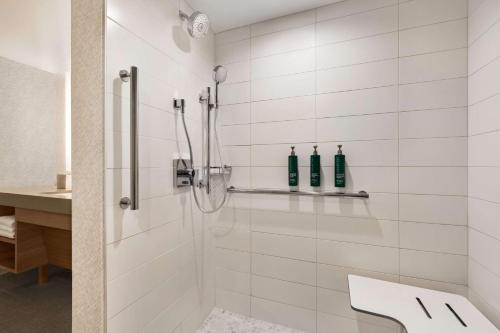 都柏林哥伦布都柏林皇冠假日酒店的白色浴室设有2瓶淋浴