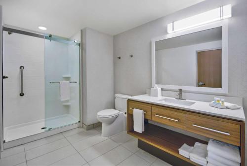 WhitestownHome2 Suites By Hilton Whitestown Indianapolis Nw的浴室配有卫生间、盥洗盆和淋浴。