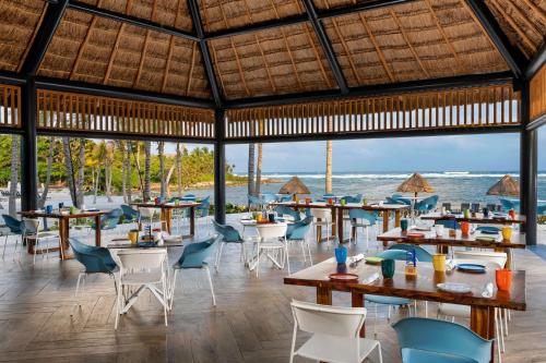 图卢姆Conrad Tulum Riviera Maya的一间设有桌椅的海洋餐厅