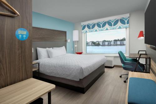 迈阿密Home2 Suites By Hilton Miami Airport South Blue Lagoon的酒店客房设有床和窗户。