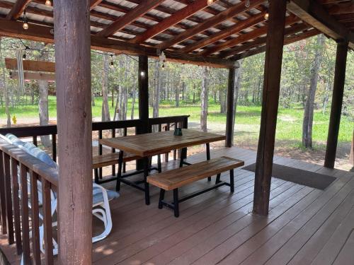 艾兰帕克Grandma's Home in the Woods. Yellowstone的木甲板上设有野餐桌和长凳