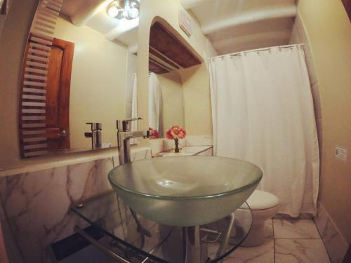 库斯科科里宝石旅馆的一间带碗水槽和卫生间的浴室