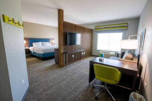 HuntleyHampton Inn By Hilton Huntley Chicago的酒店客房设有一间带一张床和一张书桌的卧室