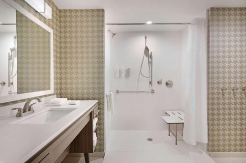 里士满Home2 Suites By Hilton Richmond Short Pump的带淋浴和盥洗盆的白色浴室