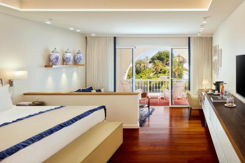 阿玛考德佩拉Vila Vita Parc的酒店客房设有一张床和一个阳台。