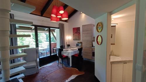 比奥焦Casa Boschetto by Quokka 360 - silent oasis in Bosco Luganese的客房内的浴室设有桌子和水槽