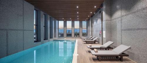 埃尔祖鲁姆Hilton Garden Inn Erzurum的一个带躺椅的游泳池和一个游泳池