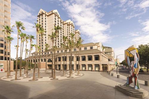 圣何塞Signia by Hilton San Jose的棕榈树和雕像的建筑的 ⁇ 染