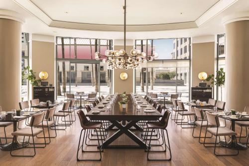 圣何塞Signia by Hilton San Jose的大型用餐室配有大桌子和椅子