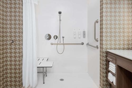 怀尔德伍德Home2 Suites By Hilton Wildwood The Villages的带淋浴和浴帘的浴室