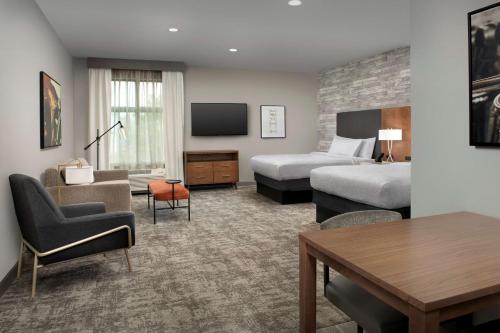 路易斯威尔Homewood Suites By Hilton Louisville Airport的一间酒店客房,设有两张床和电视