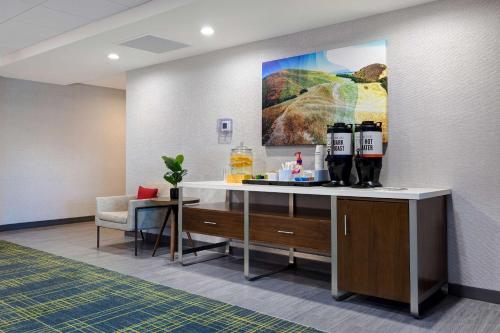 滨海城Hampton Inn & Suites Marina的酒店客房,设有前台,提供饮品