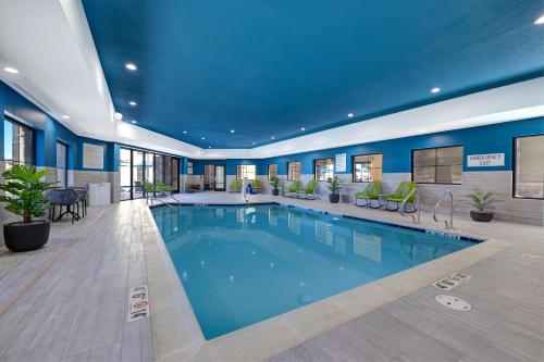 滨海城Hampton Inn & Suites Marina的酒店大堂的大型游泳池