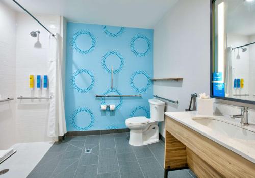圣安东尼奥Tru By Hilton San Antonio At The Rim, Tx的一间带卫生间和蓝色墙壁的浴室
