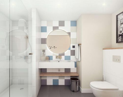 斯瓦任兹Hampton By Hilton Poznan Swarzedz的一间带水槽和镜子的浴室