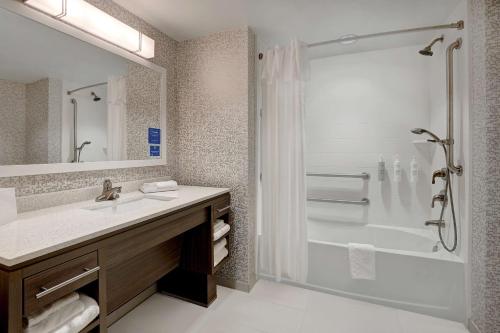 布雷登顿Home2 Suites By Hilton Lakewood Ranch的一间带水槽和淋浴的浴室