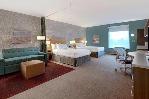 布雷登顿Home2 Suites By Hilton Lakewood Ranch的酒店客房,设有两张床和一张沙发