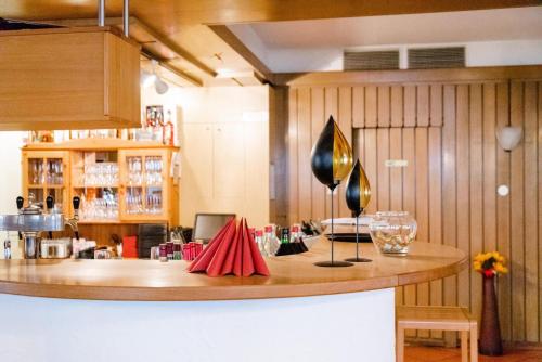 巴特乌拉赫格尼莱斯托博酒店的厨房设有吧台和玻璃杯