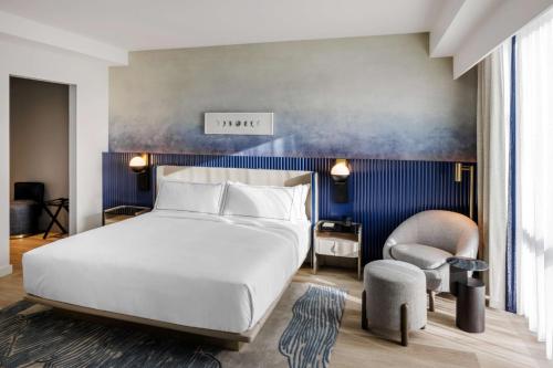 华盛顿The Morrow Washington Dc, Curio Collection By Hilton的卧室配有白色的床和蓝色的墙壁