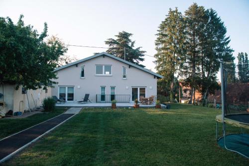 泽斯河畔多森赫恩La Maison du cèdre的白色房子,有院子