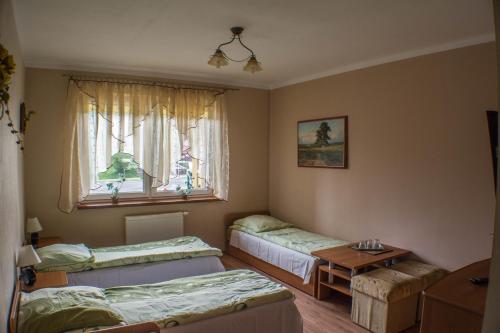 杜什尼基-兹德鲁伊Ośrodek Pegaz的带三张床和窗户的客房