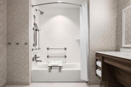 科罗拉多斯普林斯Home2 Suites By Hilton Colorado Springs I-25 Central的白色的浴室设有浴缸和水槽。
