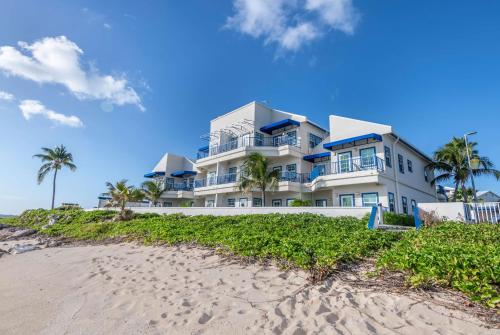 辛普森湾Hilton Vacation Club Flamingo Beach Sint Maarten的海滩上一座大房子,拥有沙滩