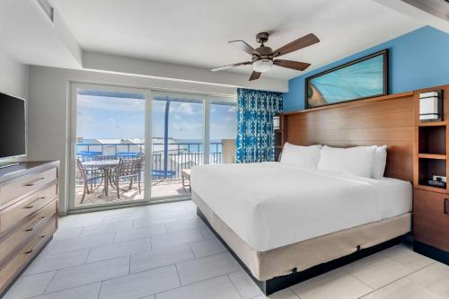 辛普森湾Hilton Vacation Club Flamingo Beach Sint Maarten的一间带大床的卧室和一个阳台