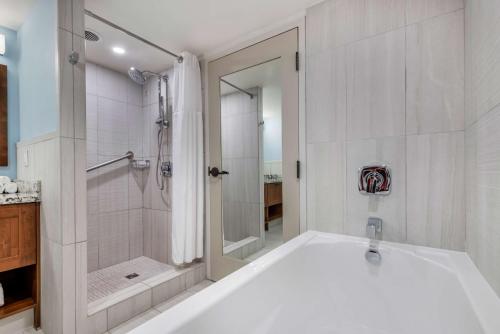 辛普森湾Hilton Vacation Club Flamingo Beach Sint Maarten的白色的浴室设有浴缸和淋浴。