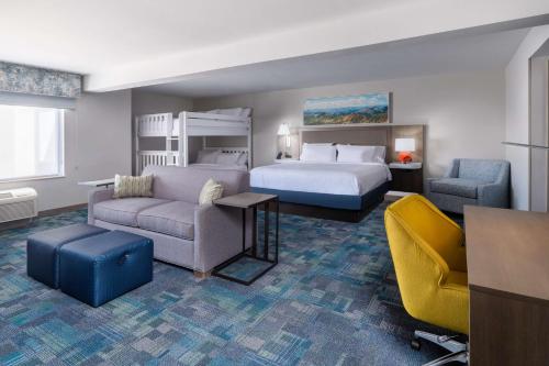 萨利达Hampton Inn & Suites Salida, CO的酒店客房,配有床、沙发和椅子
