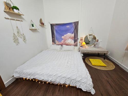 Kinh DinhMADLAD SPACE homestay的一间卧室配有一张床和一张带镜子的桌子