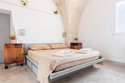 纳尔多Casale alle Vigne的一间卧室配有一张床,上面有两条毛巾