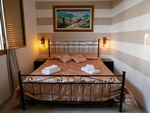 切萨雷奥港海洋小木屋的一间卧室配有一张床,上面有两条毛巾