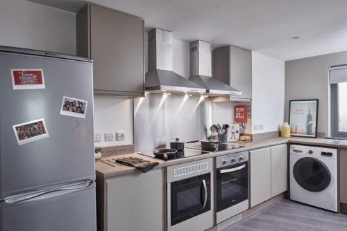 考文垂Modern Ensuites with Shared Kitchen at Trinity View Student Accommodation in Coventry的厨房配有冰箱和炉灶。