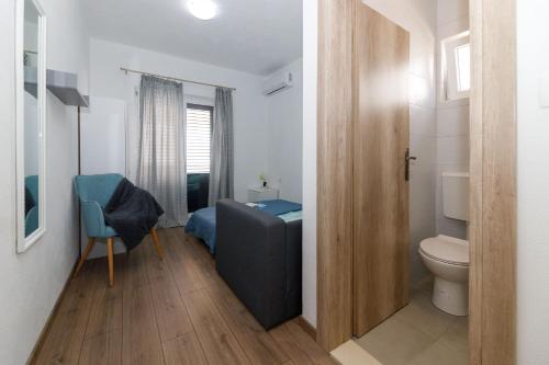马卡尔斯卡Blue home的一间带床和卫生间的浴室