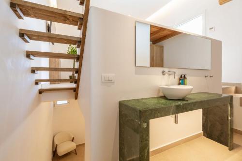 米克诺斯城Aya Sofia Suites的一间带水槽和楼梯的浴室