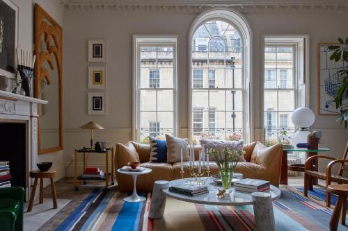 巴斯Designer Townhouse featuring a superior king suite, a deluxe king suite and a deluxe king room, located between The Royal Crescent and The Circus的客厅配有沙发和桌子