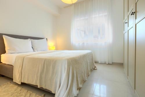 罗维尼Apartments La Scogliera Rovinj的卧室配有白色的床和窗户