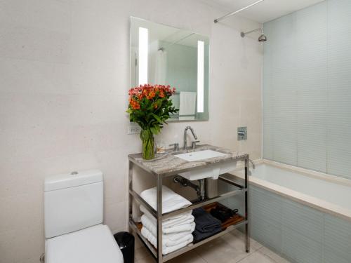 纽约Stunning 2BD Apartment on the 38th Floor in Midtown的一间带水槽和花瓶的浴室