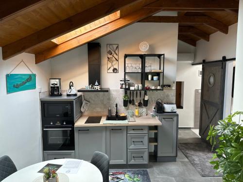 福纽德LiMo Apartman的厨房配有灰色橱柜和台面