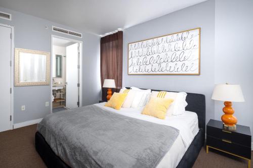 纽约Luxurious 1BD Apartment Steps from Times Square的一间卧室配有一张带黄色枕头的大床
